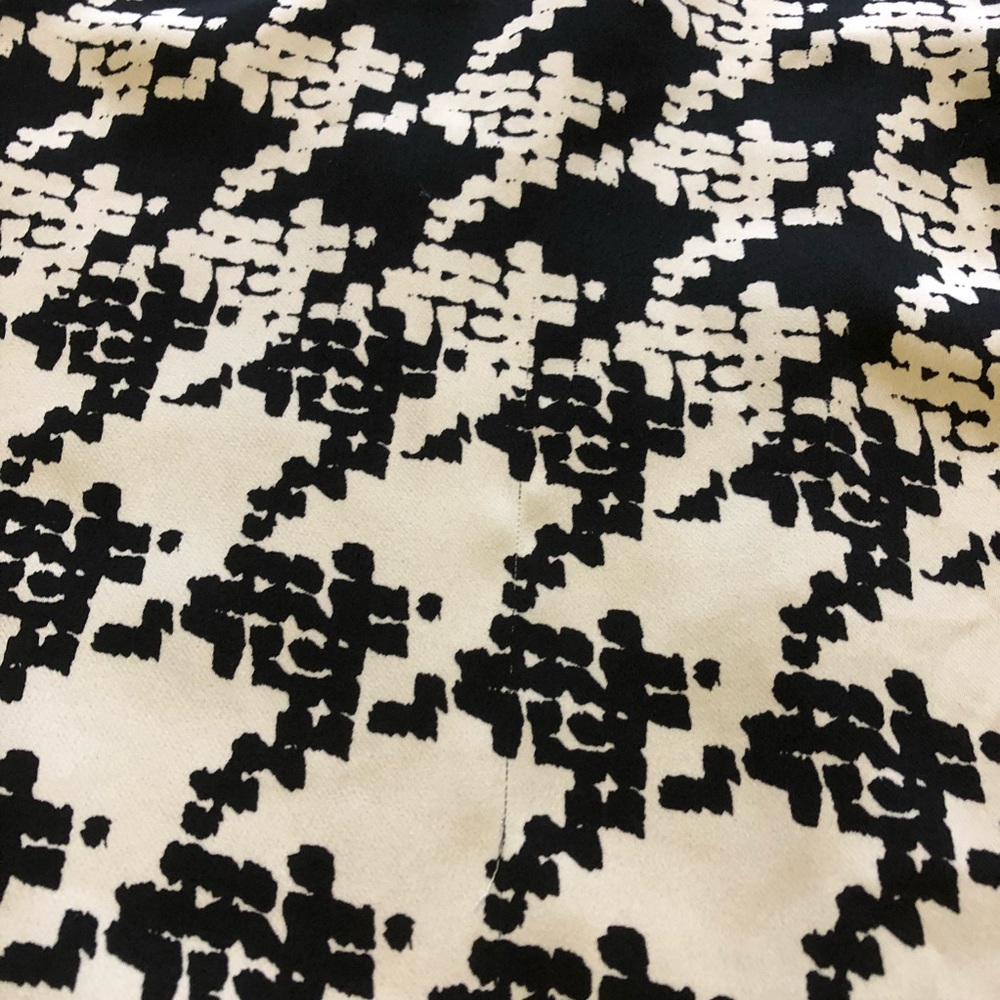 4/$25CAbi Black White Print Sleeveless Top Size XS - Picture 9 of 9